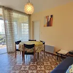 Bright Seafront Apartment *