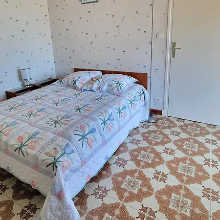 Bright Seafront Apartman *