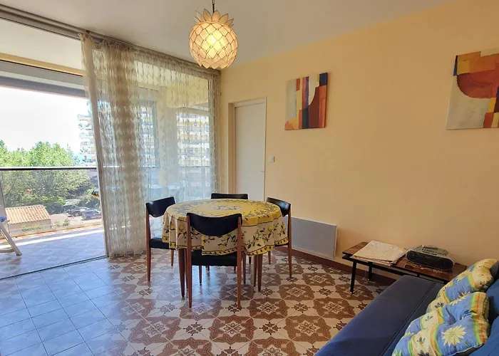 Bright Seafront Apartman *