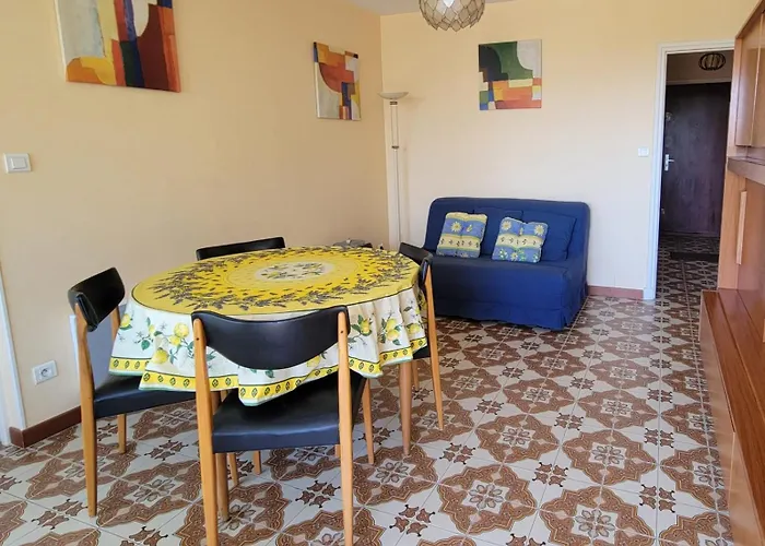 Bright Seafront Apartman